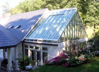 Дизайн зимнего сада с ломаной двускатной крышей